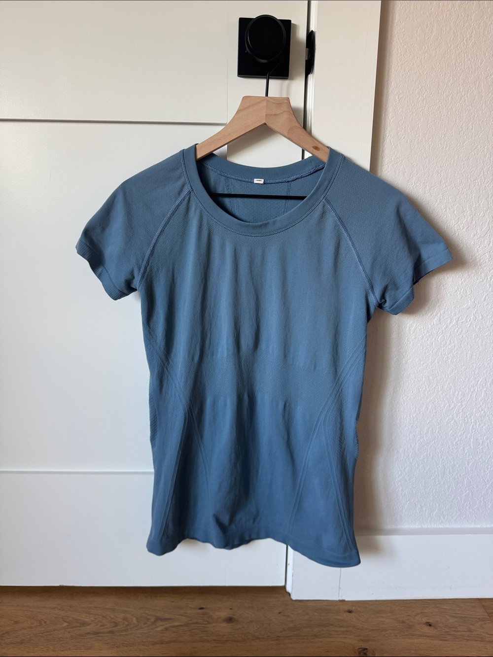 Two Athleta Momentum Seamless Short Sleeve Tops in Slate Blue & Magenta